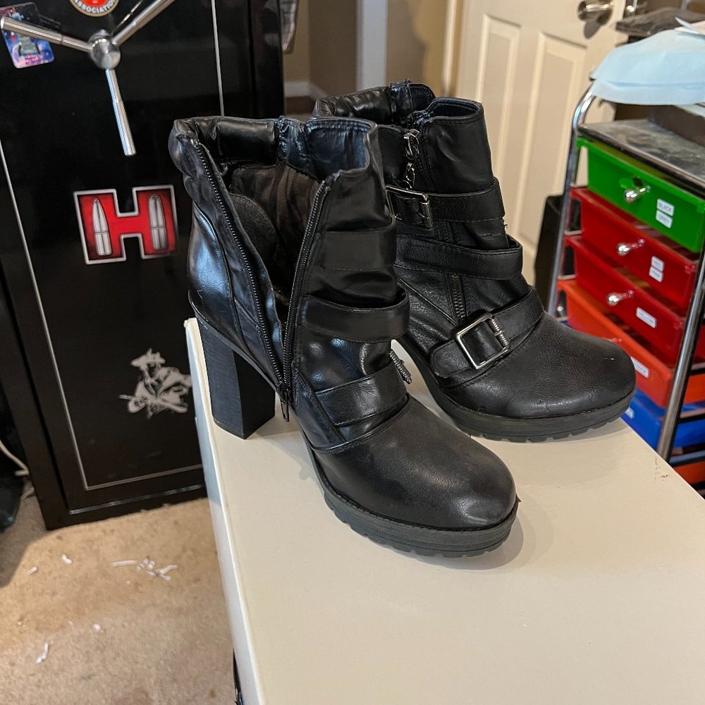 GUESS Med high Boots 8.5 Black